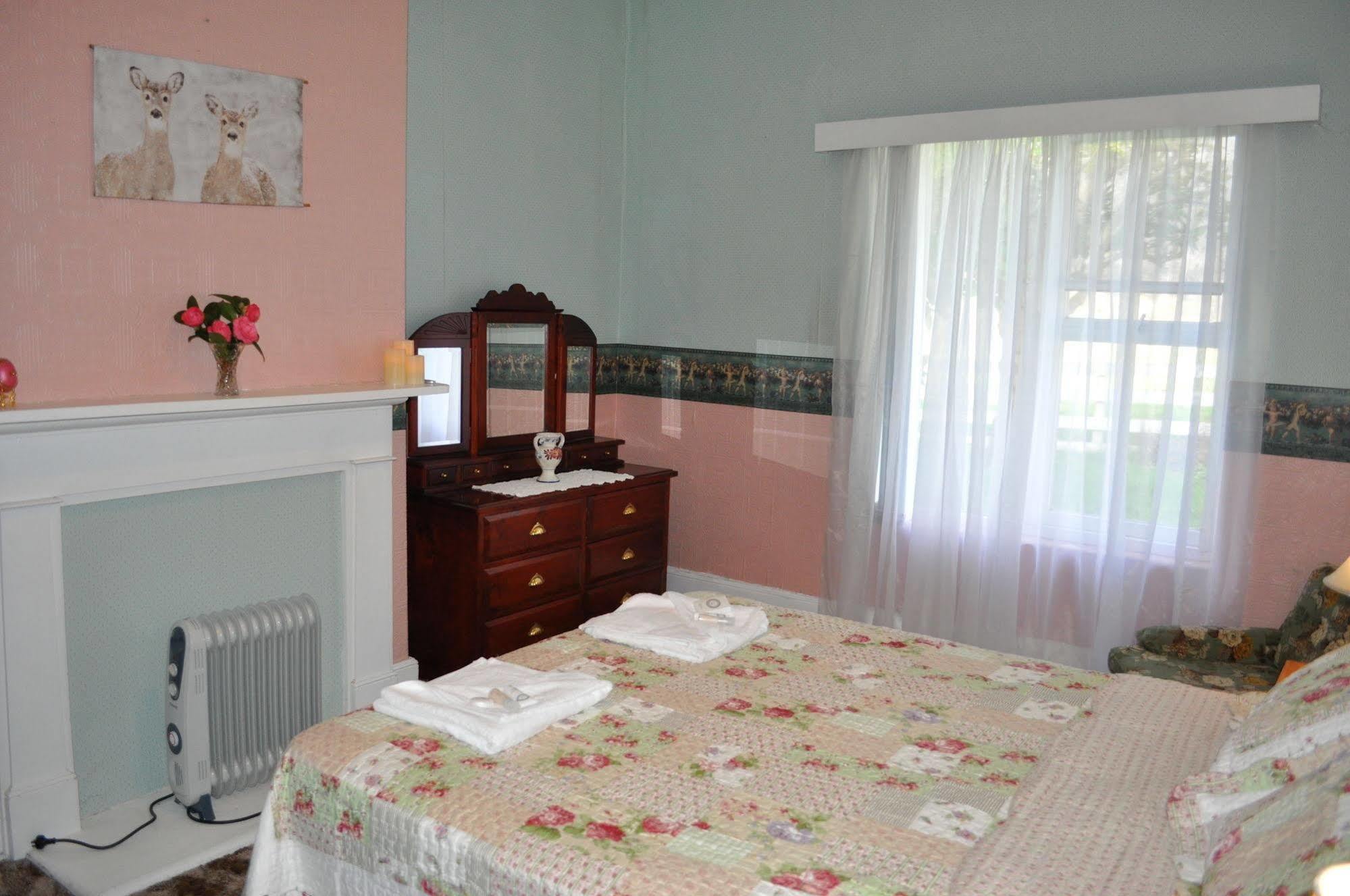 Roslyn House Bed & Breakfast Bushy Park Esterno foto
