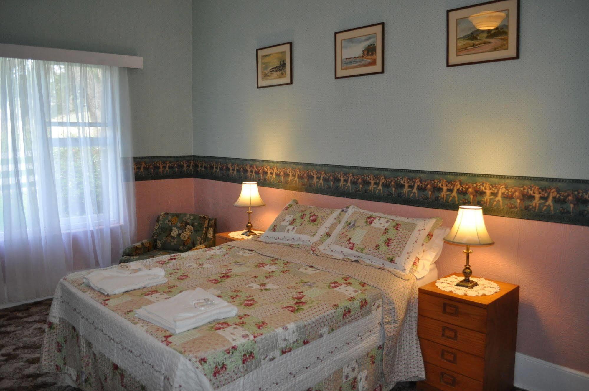 Roslyn House Bed & Breakfast Bushy Park Esterno foto